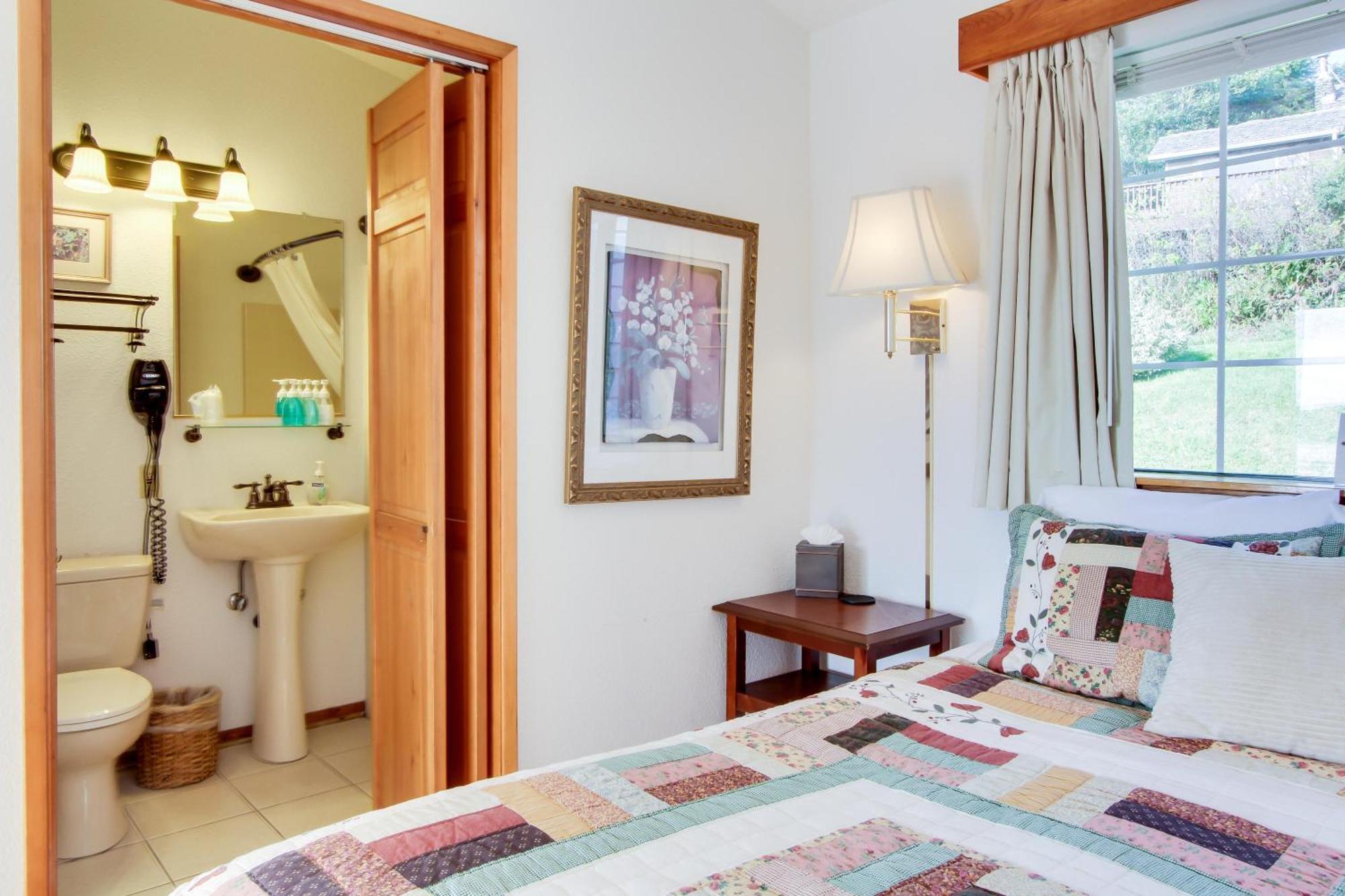 Ocean Cove Inn Яхатс Екстериор снимка