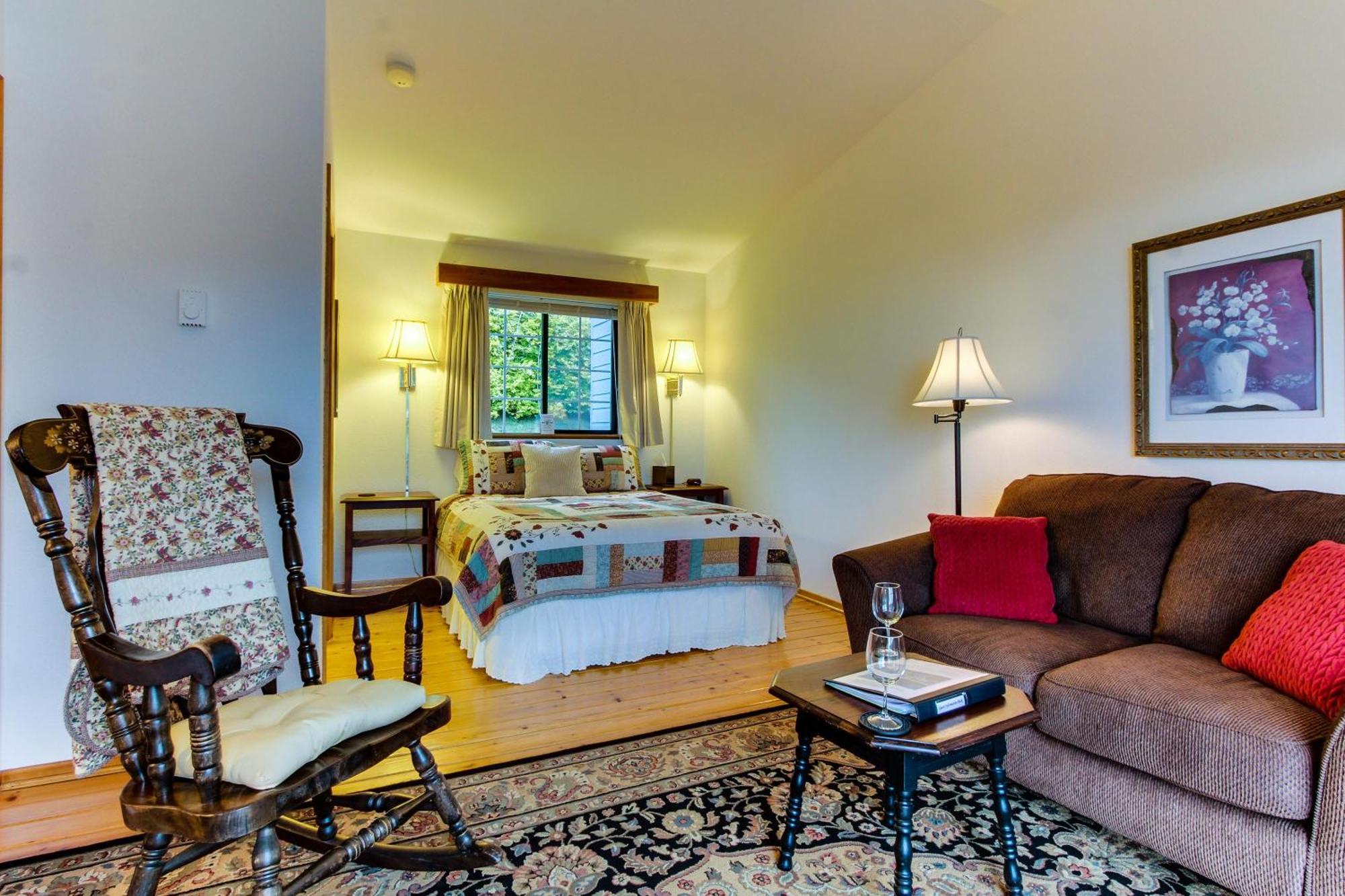 Ocean Cove Inn Яхатс Екстериор снимка