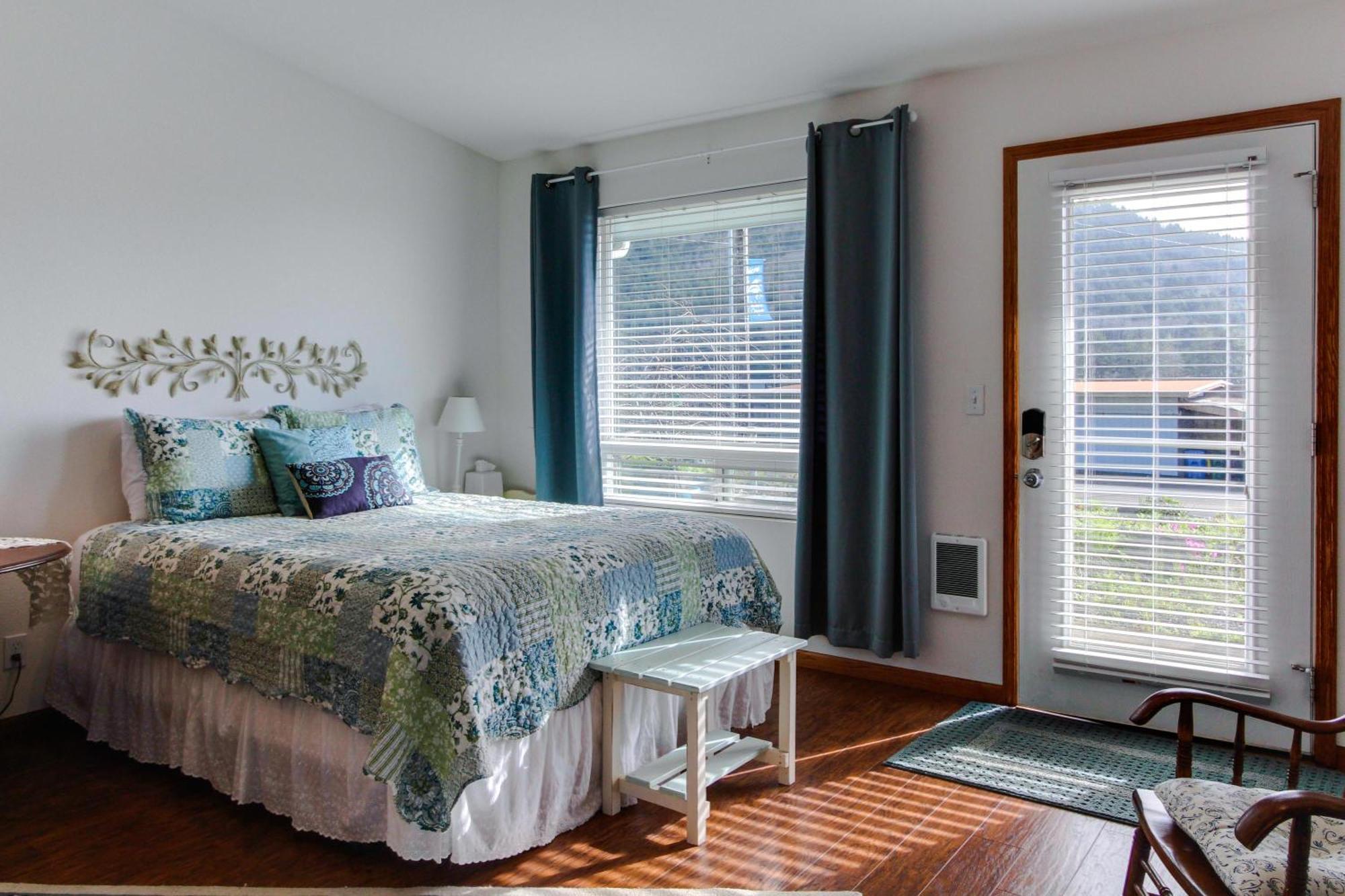 Ocean Cove Inn Яхатс Екстериор снимка