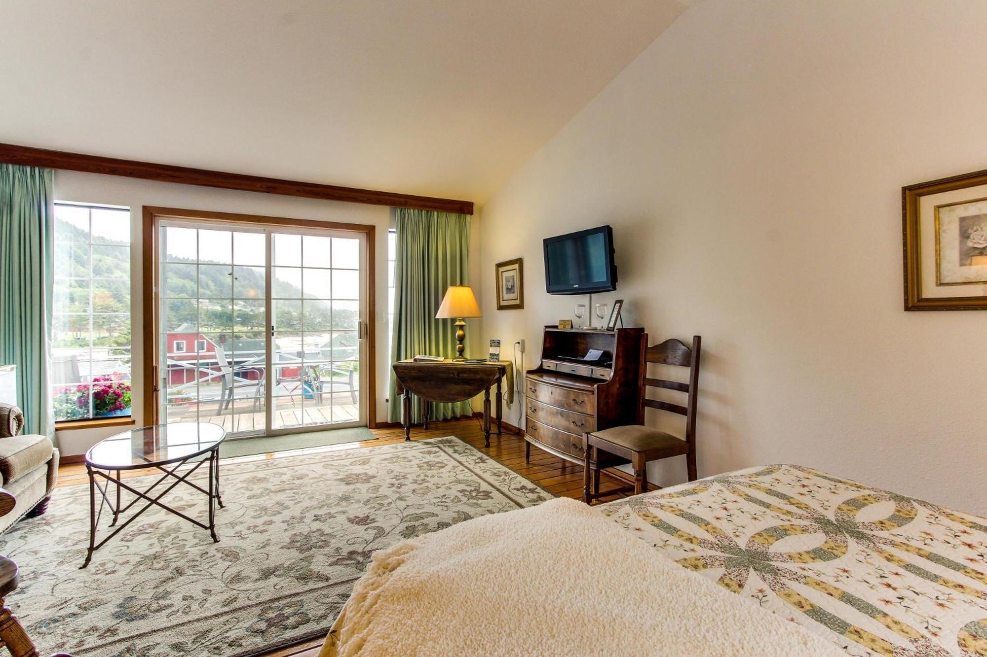 Ocean Cove Inn Яхатс Екстериор снимка