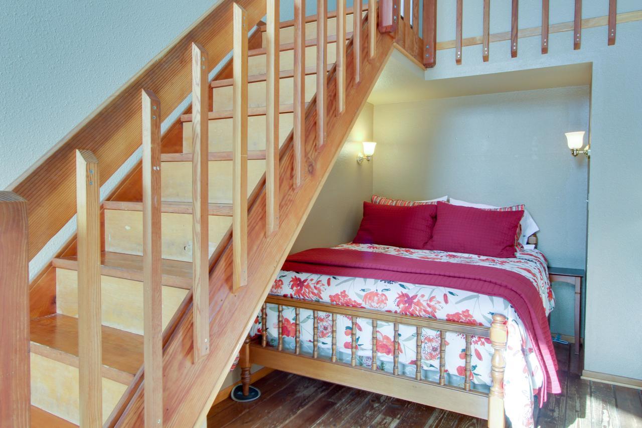 Ocean Cove Inn Яхатс Екстериор снимка