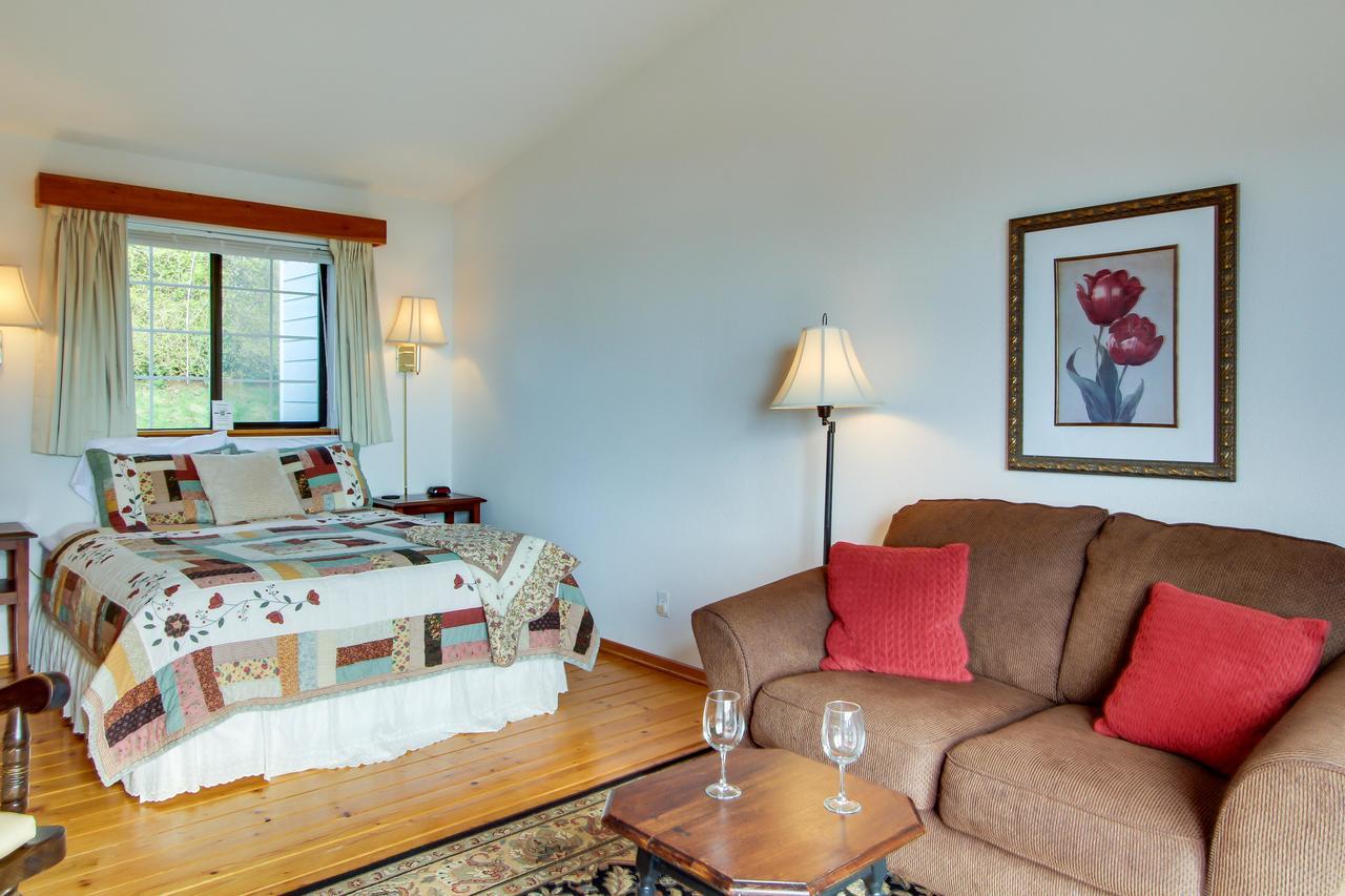 Ocean Cove Inn Яхатс Екстериор снимка